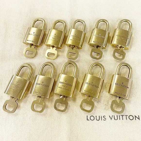 Authentic LOUIS VUITTON LV 10 SET PADLOCK CADENA KEY BAG CHARM GOLD PLATED - Picture 1 of 4